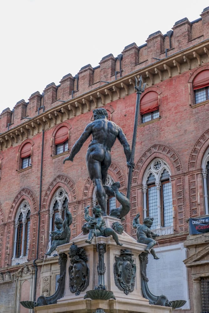 piazza weekend in bologna